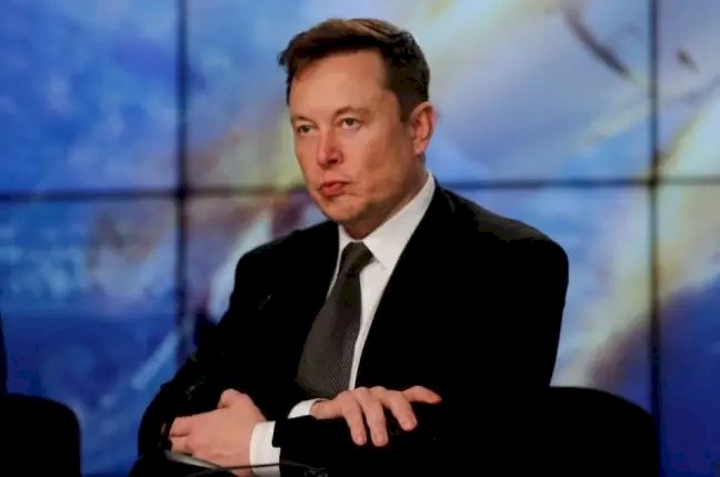 Elon Musk desiste de compra do Twitter, diz que empresa violou termos do acordo