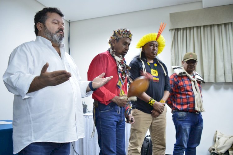 Carlos Bernardo recebe ritual de pajelança das tribos indígenas de MS