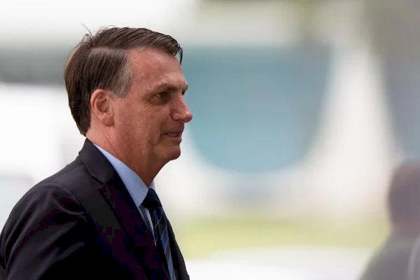 Antes de agenda com embaixadores, Bolsonaro diz estar com febre e gripe