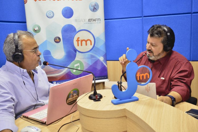 Carlos Bernardo concede entrevista na rádio Jota FM