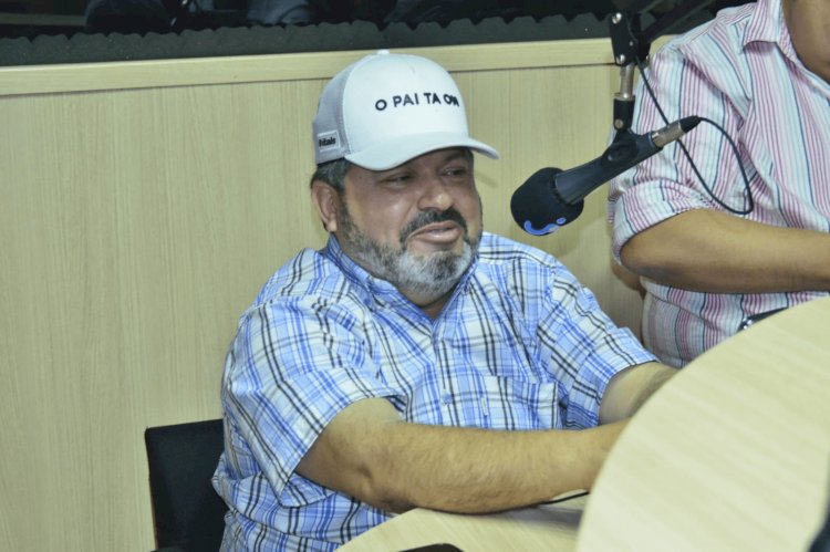 Carlos Bernardo concede entrevista em rádio de Deodápolis