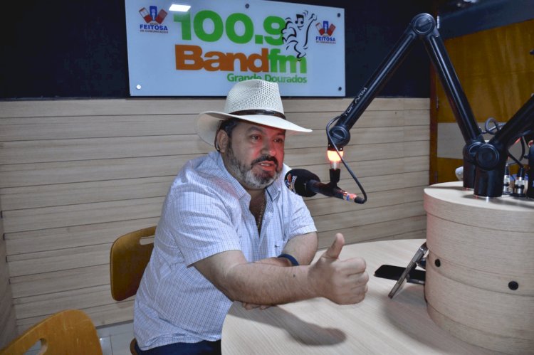 Carlos Bernardo concede entrevista em rádio em Fátima do Sul