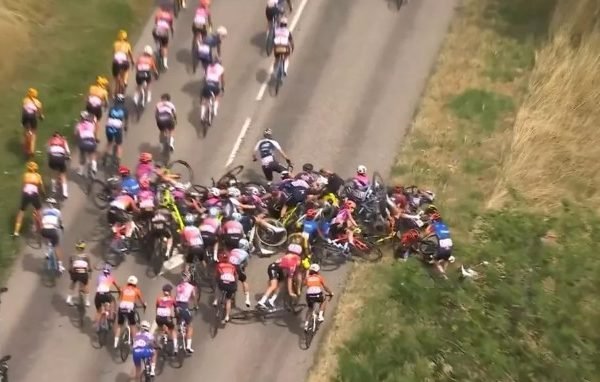 Acidente em Volta da França deixa mais de 30 ciclistas no chão