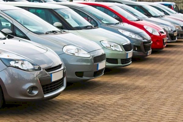 Preços de carros usados em feirões caem por três meses seguidos