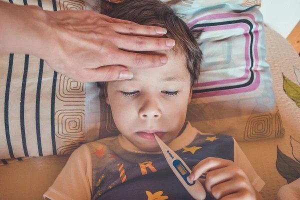 Variante Ômicron se replica melhor no nariz das crianças, diz estudo