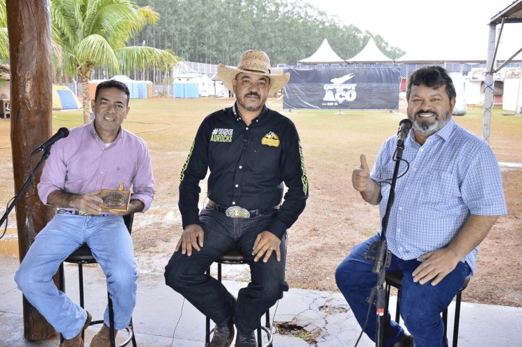 Em Naviraí, Carlos Bernardo participa do Programa Rodeio e Companhia