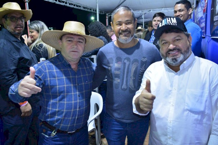 Em Coxim, Carlos Bernardo prestigia Rodeio dos Campeões