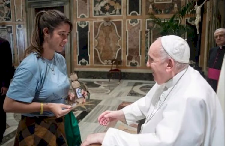 No Vaticano, brasileira entrega garrafa de cachaça ao Papa Francisco