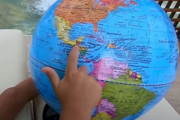 Gênio? Menino de 4 anos viraliza ao identificar países só pelos mapas