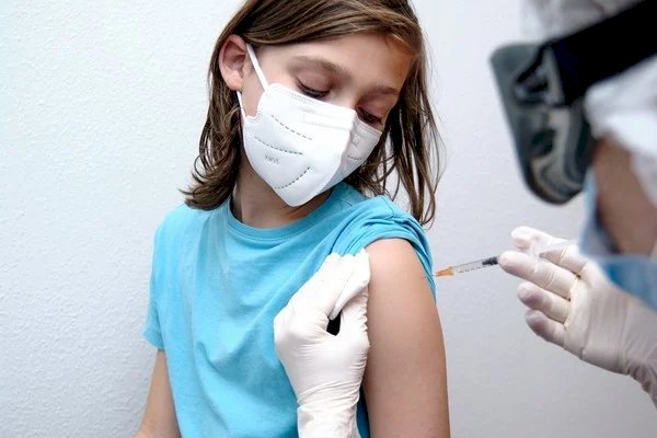 Doses de vacinas muito próximas sobrecarregam o corpo de crianças?