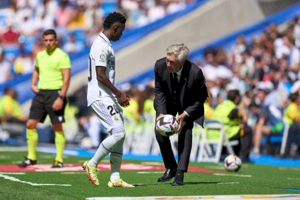 Carlo Ancelotti sai em defesa de Vinicius Jr: “Não tem de mudar nada”