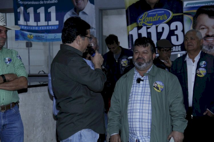 Carlos Bernardo é recepcionado por multidão em Anaurilândia
