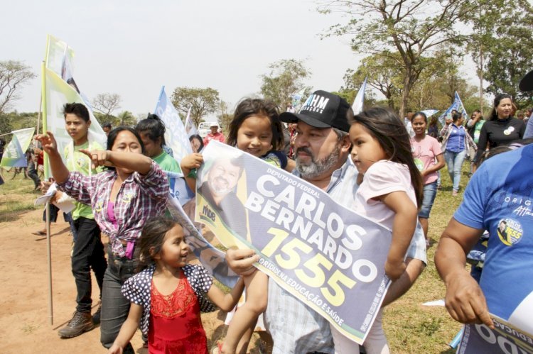 Carlos Bernardo é recepcionado com carinho por indígenas da Aldeia Taquaperi
