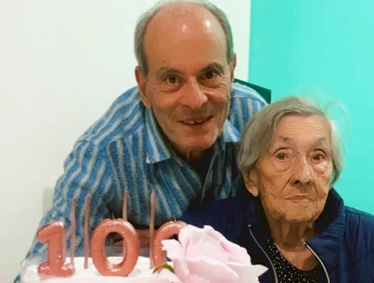 Ney Matogrosso posta comemoração dos 100 anos da mãe e famosos comentam: 'Tá explicado'