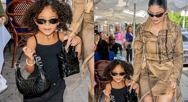 Aos 4 anos, filha de Kylie Jenner, usa bolsinha de R$ 2,4 mil durante passeio com a mãe