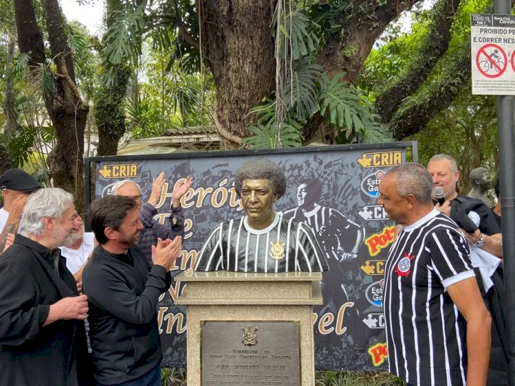 Corinthians inaugura busto de Basílio no aniversário do título paulista de 77