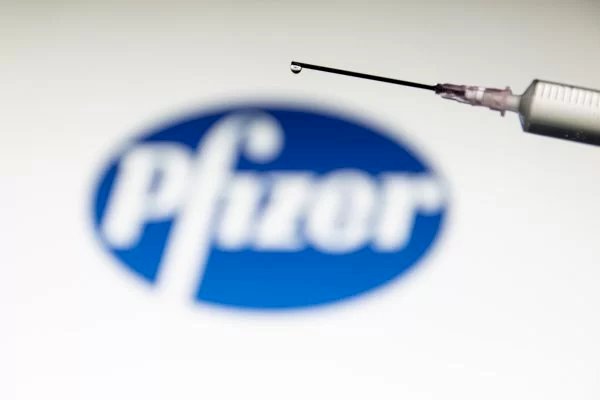Pfizer inicia estudo de vacina combinada contra gripe e Covid