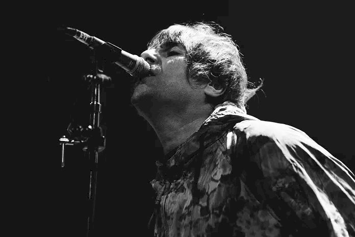 Liam Gallagher comanda fãs em show nostálgico e catártico no Rio de Janeiro