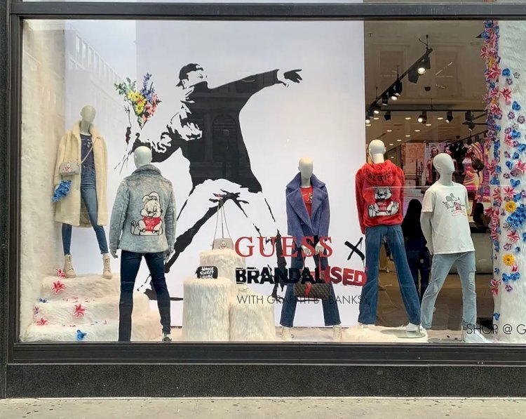 Banksy pede para ladrões roubarem roupas em loja que usou seu grafite sem autorização
