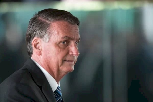 Em cerimônia militar, Bolsonaro fala sobre “iniciativas arbitrárias”