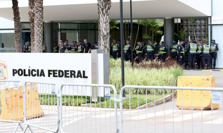 Bolsonaro chega à Polícia Federal para depor sobre atos golpistas