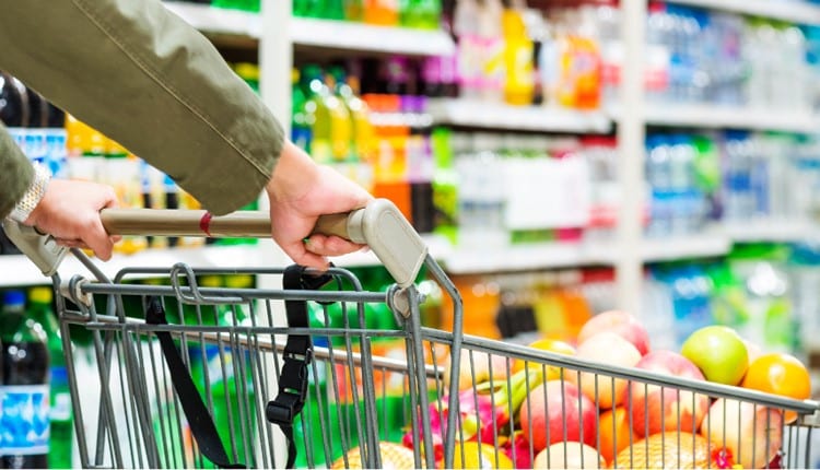 Inflação influencia hábitos de consumo das famílias brasileiras e muda prioridades financeiras