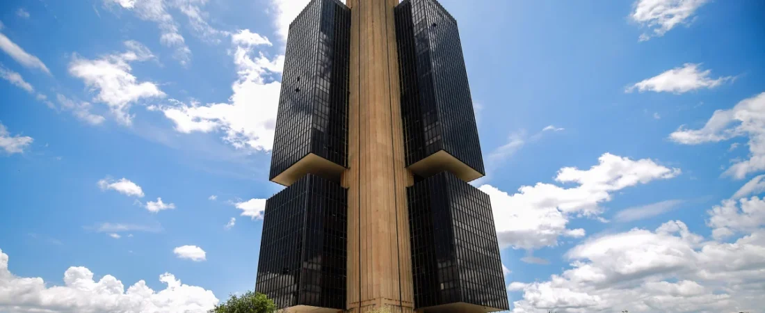 Mercado reduz previsão da Selic para 13,50% ao fim de 2026