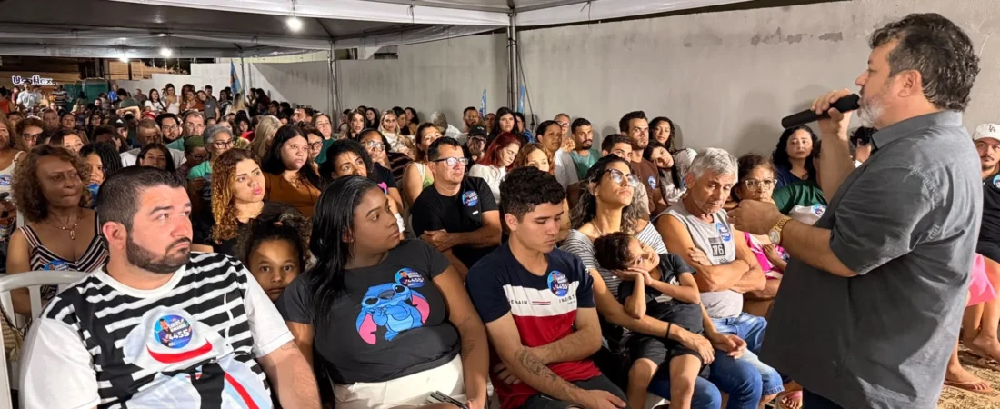Primeira da família a concluir faculdade, professora se identifica com propostas de Carlos Bernardo para educação e renda