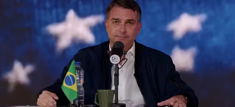 Flávio Bolsonaro confirma viagem em 2025 em jato ligado a empresa associada a Daniel Vorcaro