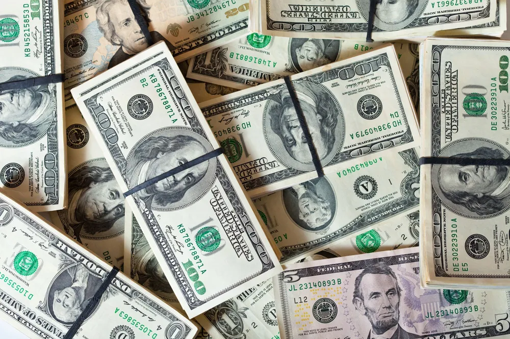 Dólar abre em alta e Ibovespa acompanha cenário de cautela no mercado