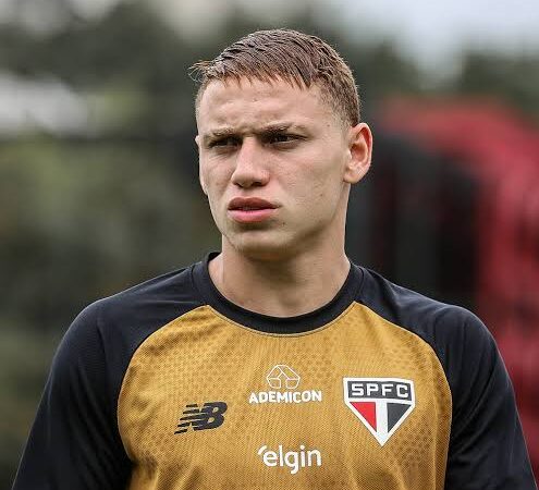 São Paulo negocia lateral de 18 anos com Palmeiras e mantém metade dos direitos