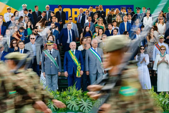 Em meio à crise no STF, desfile de 7 de Setembro reúne autoridades em conversas reservadas