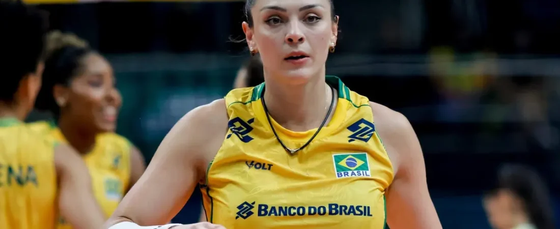 Rosamaria deixa quadra com dor no joelho e vira preocupação para a Seleção de vôlei
