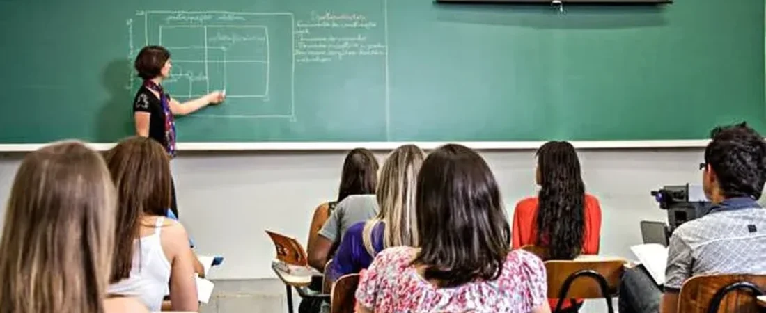81% dos alunos brasileiros estudam em escolas que proíbem celulares, aponta Pisa