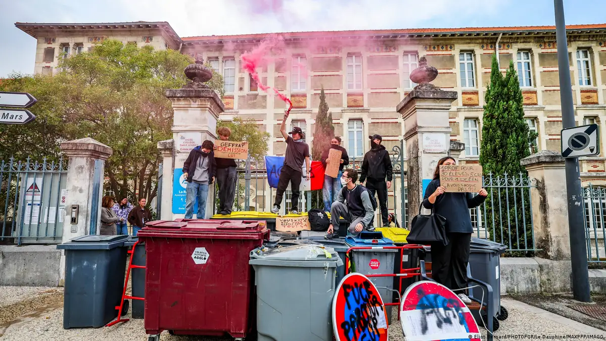 Protestos estudantis na França expõem falta de professores e problemas estruturais nas escolas
